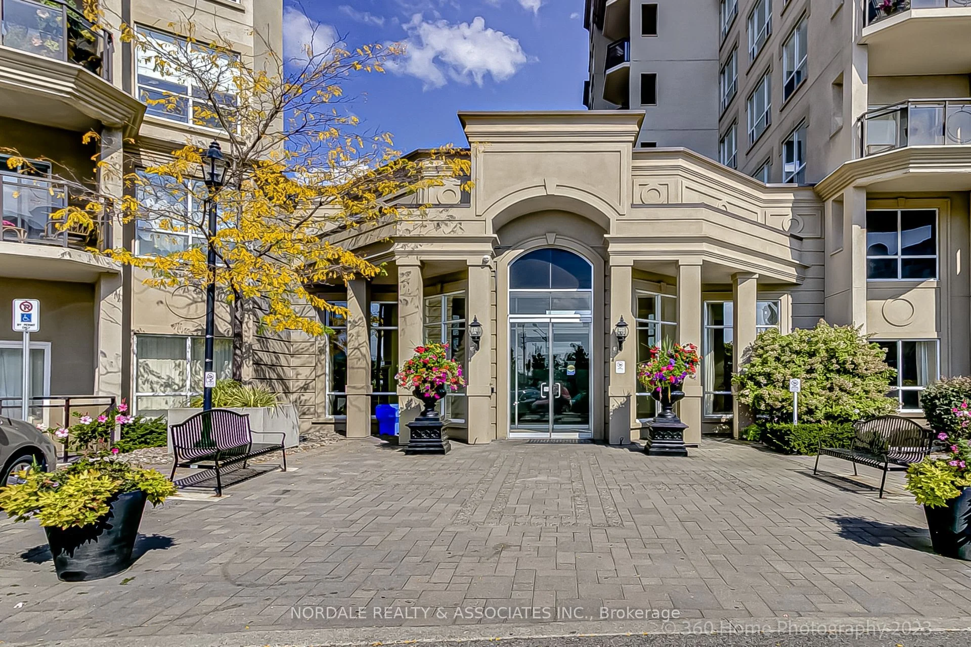 8 Maison Parc Court 111, Vaughan, ON L4J 9K5