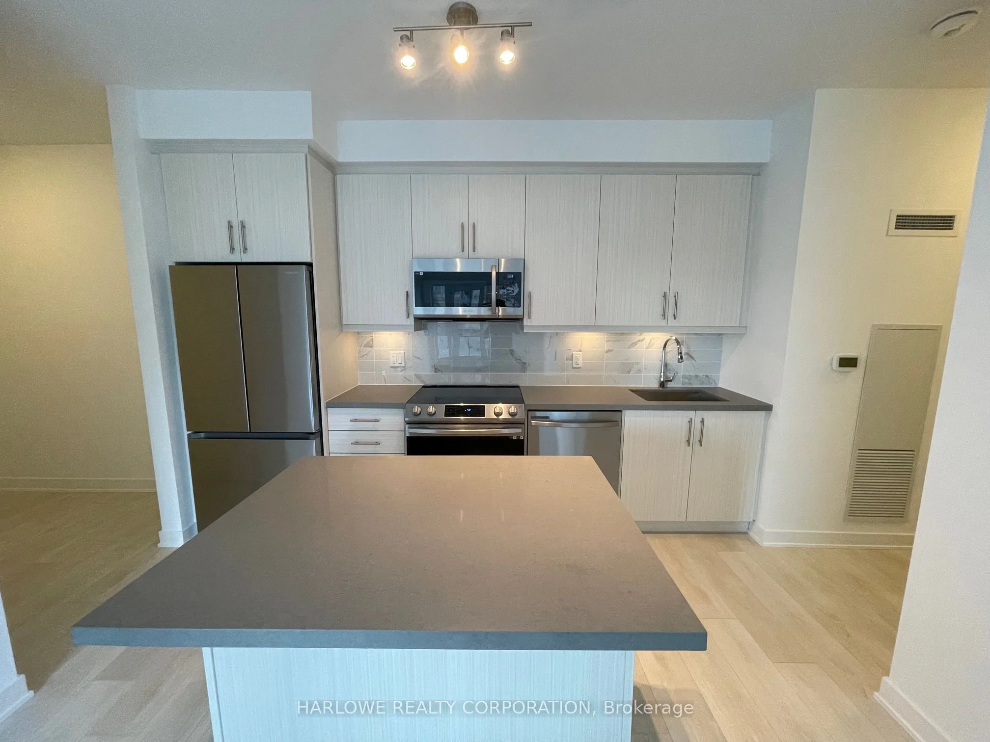 105 Oneida Crescent 205, Richmond Hill, On L4b 0h6