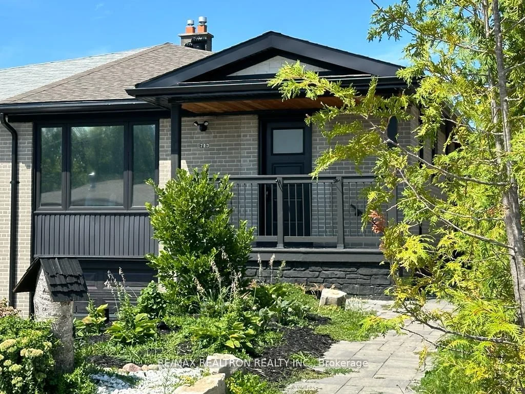 713 Sunnypoint Drive Main, Newmarket, ON L3Y 2Z7