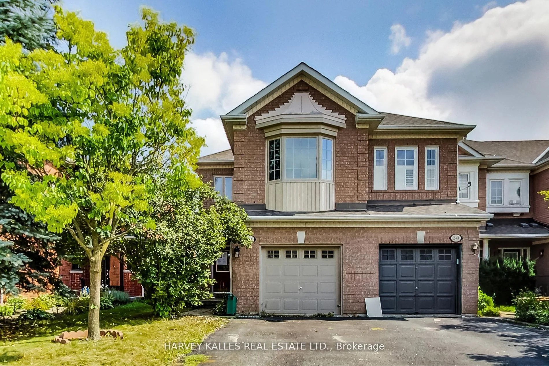 241 Denise Circle, Newmarket, On L3x 2k1