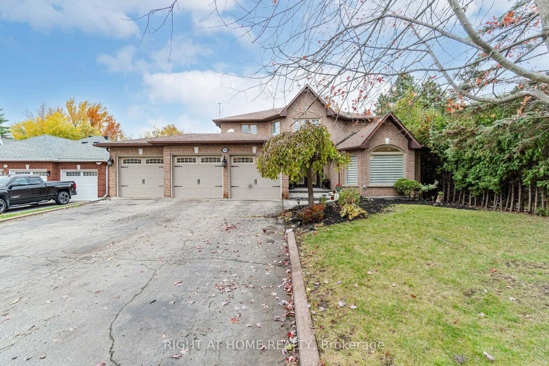 789 College Manor Drive, Newmarket, ON L3Y 8G6
