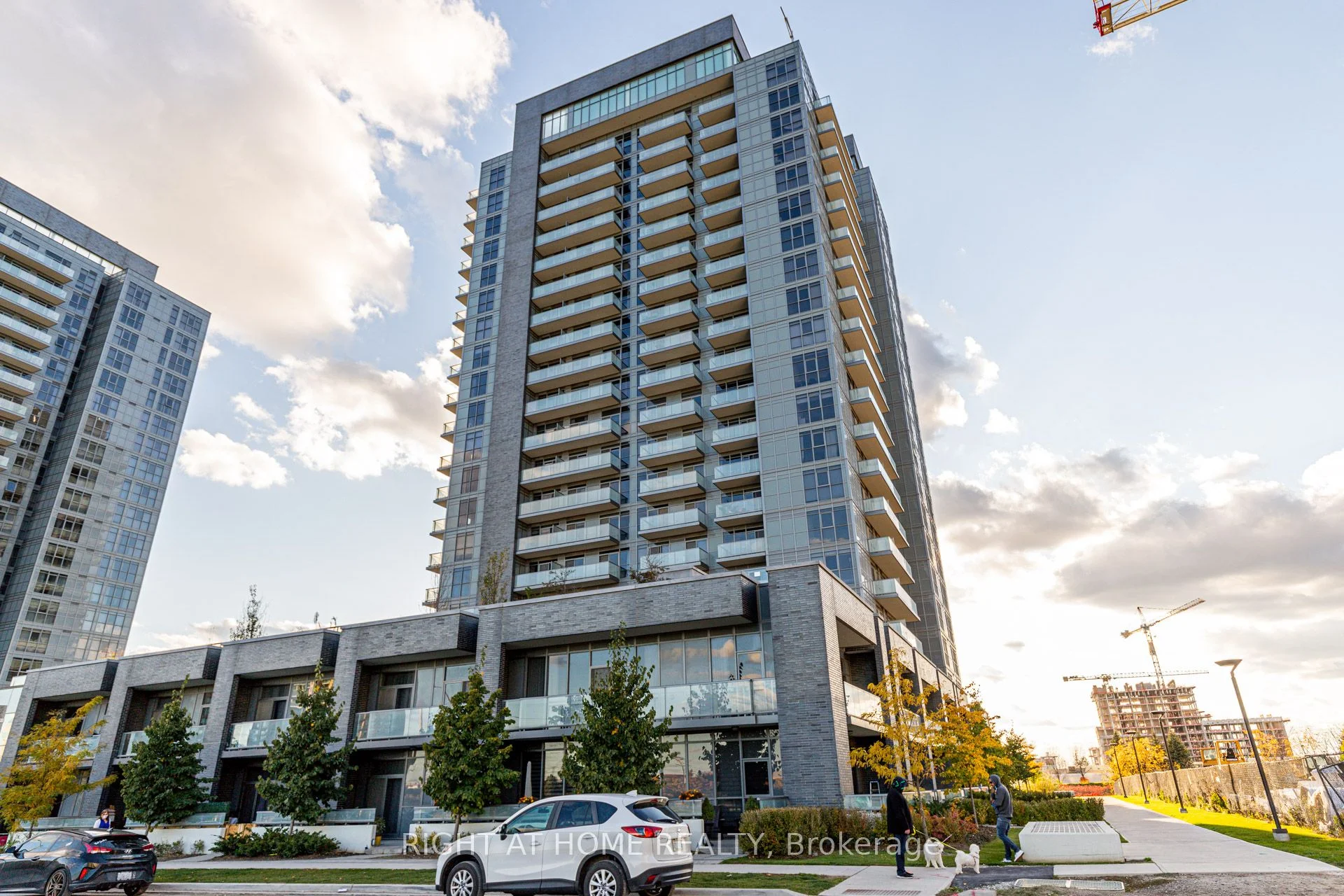 65 Oneida Crescent Lph06, Richmond Hill, On L4b 0g9