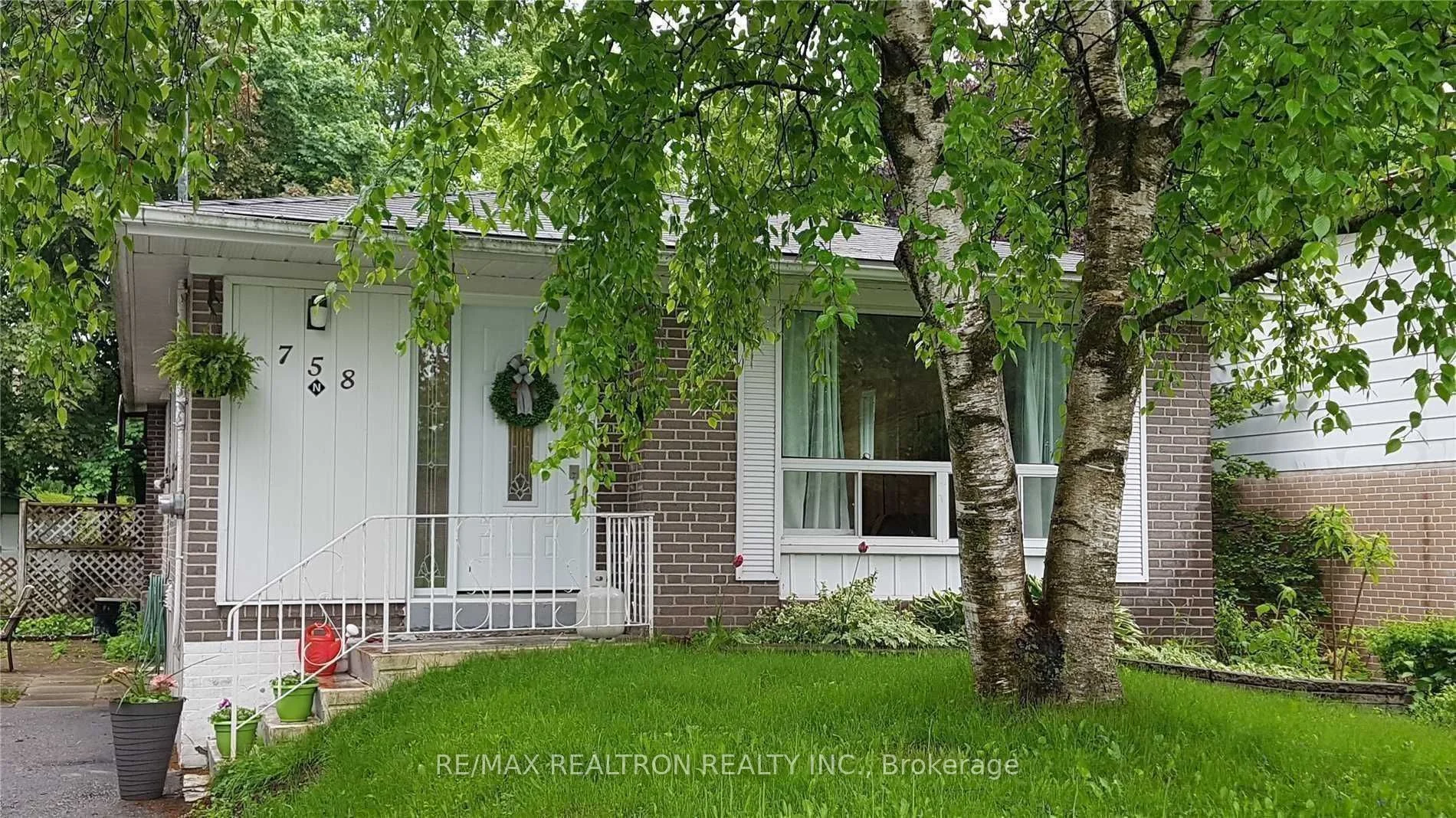 758 Botany Hill Crescent Main, Newmarket, On L3y 3a8