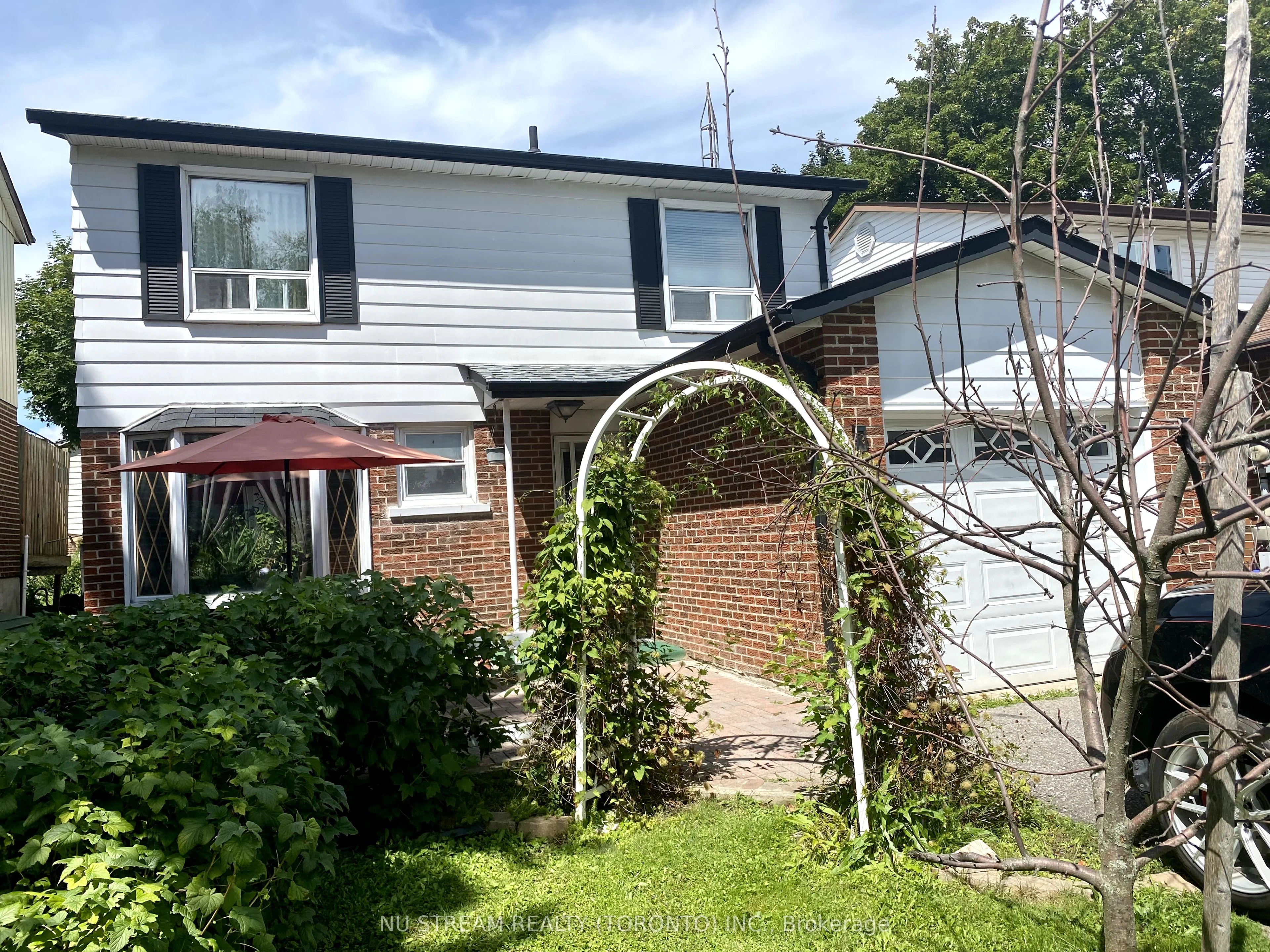 141 Thoms Crescent N, Newmarket, ON L3Y 1C9