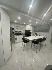 103 Walter Avenue Main, Newmarket, ON L3Y 2T7