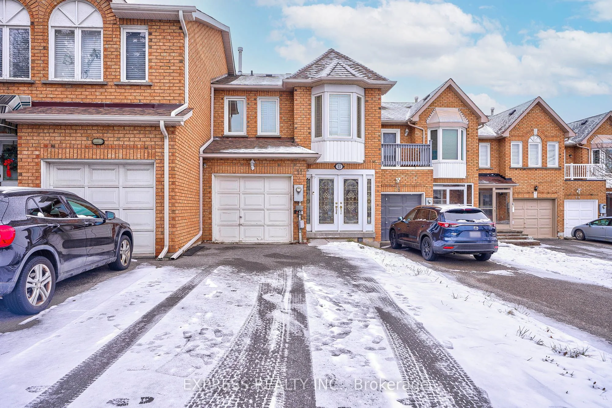 11 Thames Court, Richmond Hill, On L4b 1n5