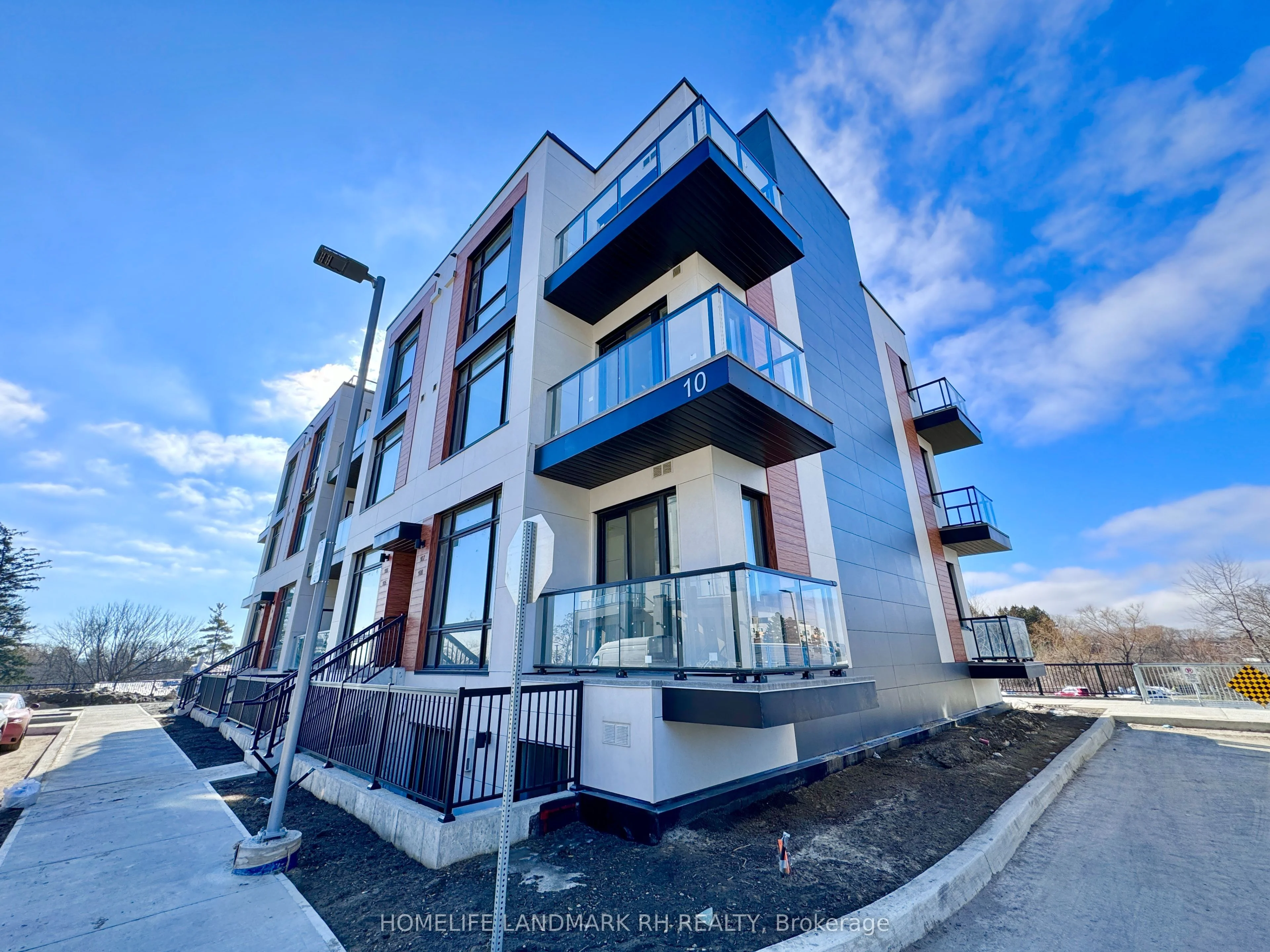 10 Steckley House Lane 109, Richmond Hill, ON L4S 0N1