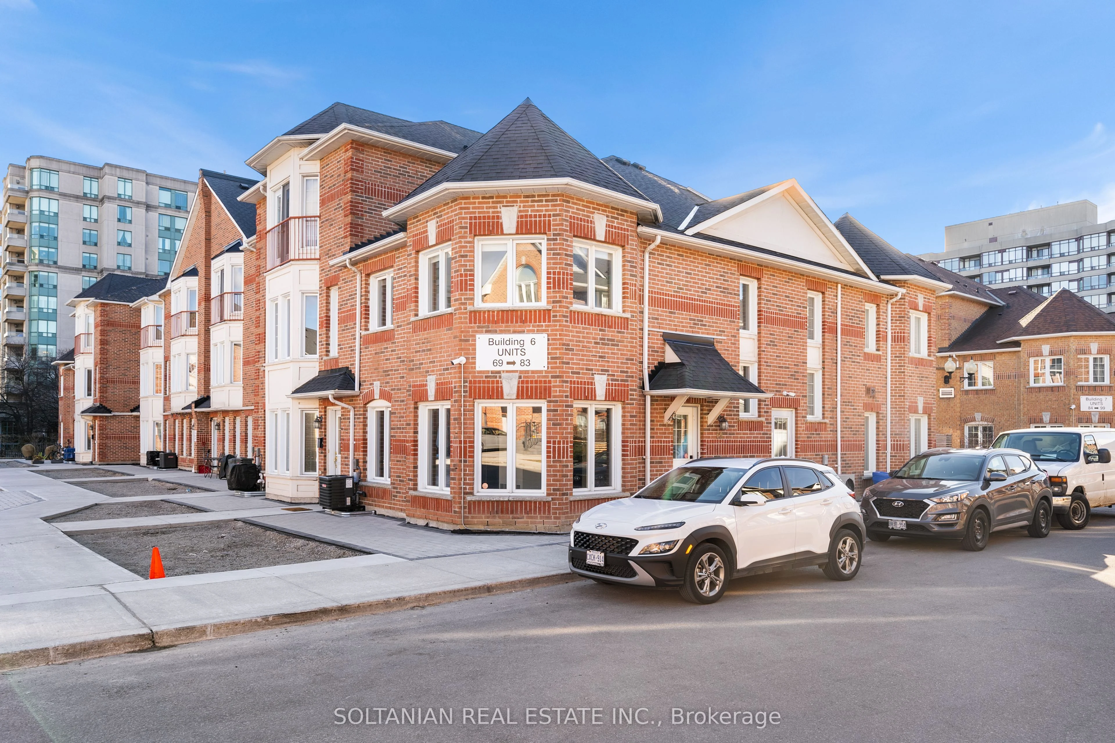 Condo Townhouse in Vaughan