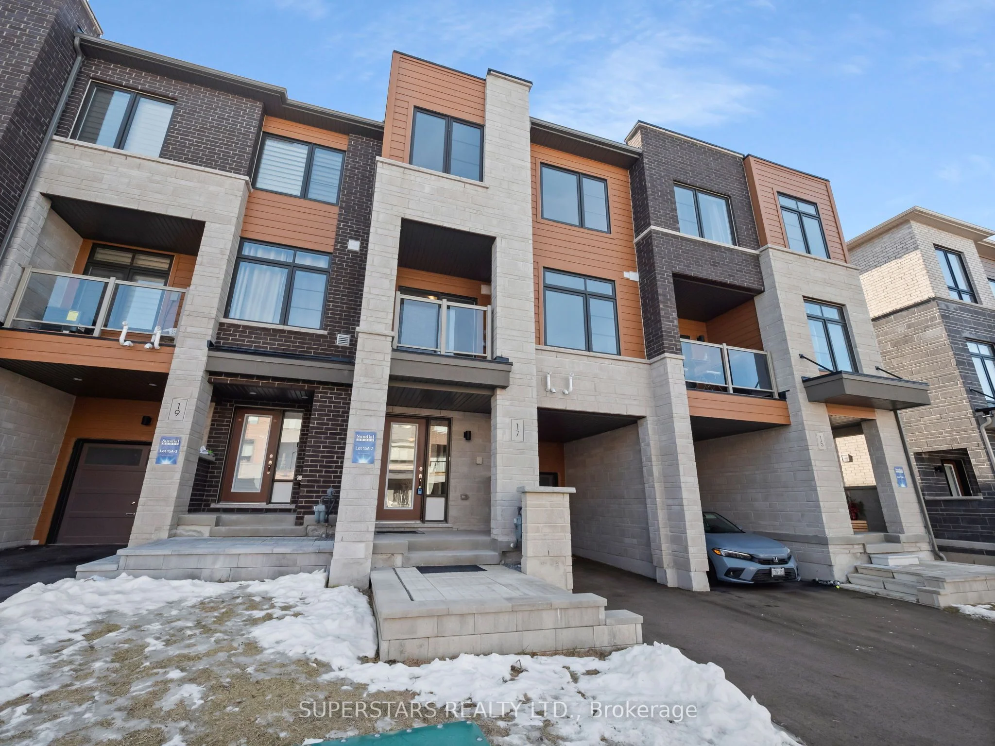 17 Delano Way, Newmarket, On L3x 0l1
