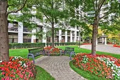 18 HARDING Boulevard 612, Richmond Hill, ON L4C 0T3