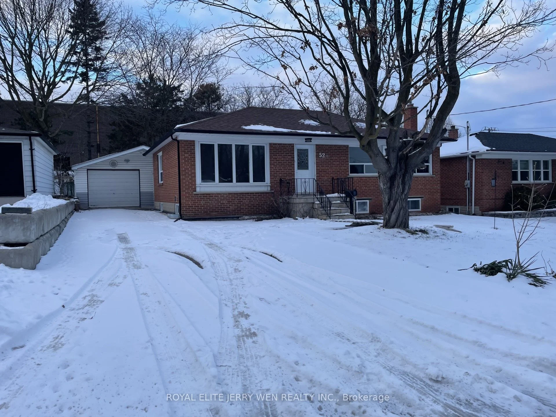 52 Monkswood Crescent Lower, Newmarket, ON L3Y 2K1
