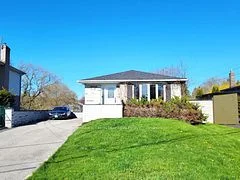121 Bolton Avenue, Newmarket, ON L3Y 2X3