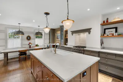 10 Elizabeth Street, Richmond Hill, On L4c 4n3