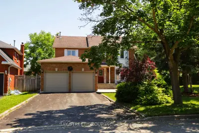 15 Nelson Circle, Newmarket, On L3x 1r1
