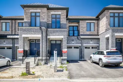 Att/Row/Townhouse in Richmond Hill