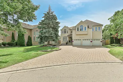 18 Mooregate Court, Richmond Hill, On L4b 3w7