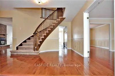 156 Bristol Road, Newmarket, On L3y 7w8