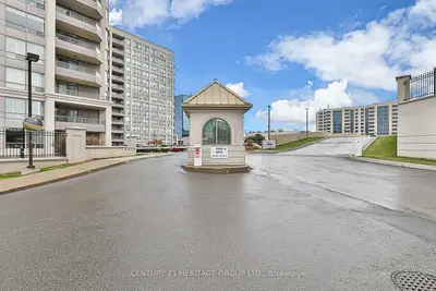 9017 Leslie Street 322, Richmond Hill, On L4b 4r8