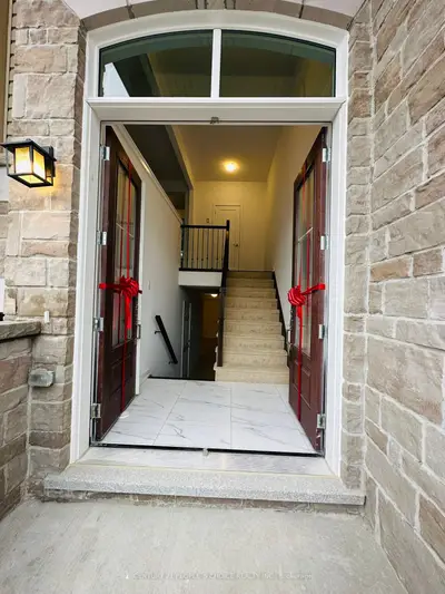 36 Lyall Stokes Circle, East Gwillimbury, On L0g 1m0
