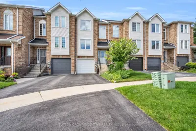 Att/Row/Townhouse in Bradford West Gwillimbury