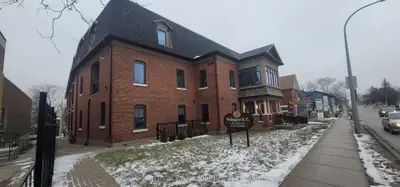 32 Wellington Street E 208, Aurora, On L4g 1h5