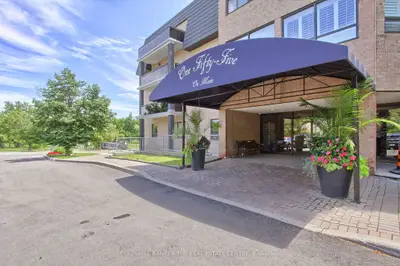 Condo Apartment in Newmarket
