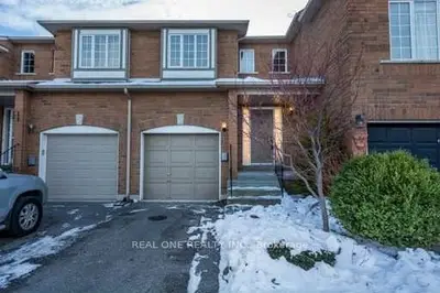 606 Bondi Avenue, Newmarket, On L3y 8s8