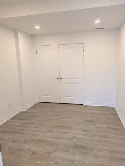 558 Somerville Drive, Newmarket, On L3x 0k2