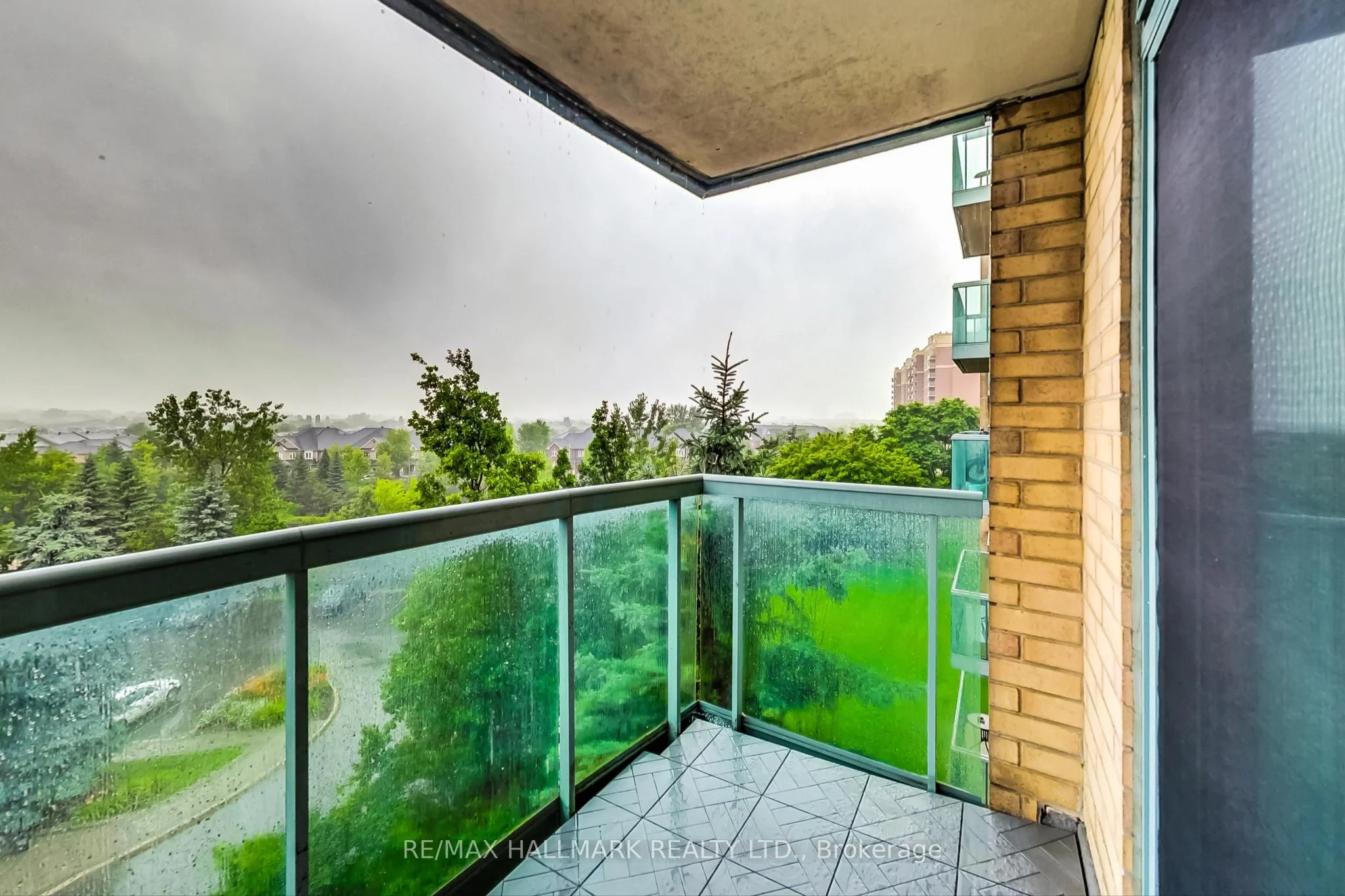 3 Ellesmere Street 526, Richmond Hill, ON L4B 4N2