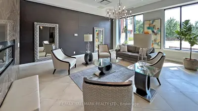 Condo Apartment in Richmond Hill
