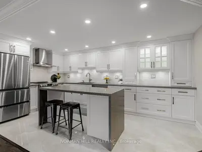 Condo Apartment in Newmarket