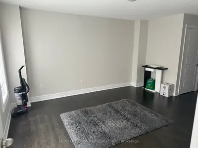 Att/Row/Townhouse in Newmarket