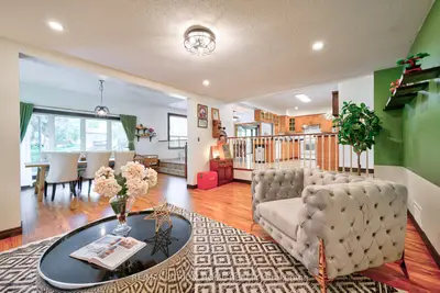 748 The Queensway South, Georgina, On, L4p 4c9
