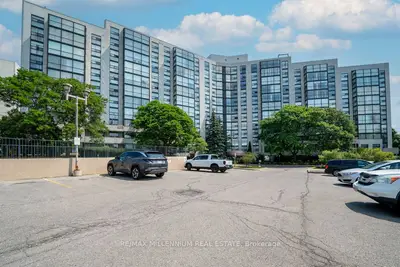 Common Element Condo in Richmond Hill