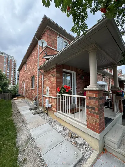 Att/Row/Townhouse in Richmond Hill