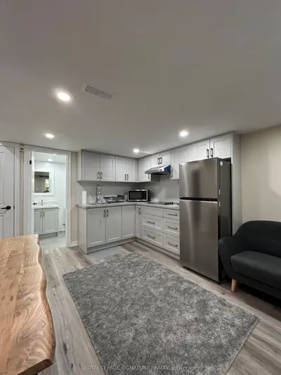 2 Royal Manor Crescent Main, Richmond Hill, On L3b 3n5