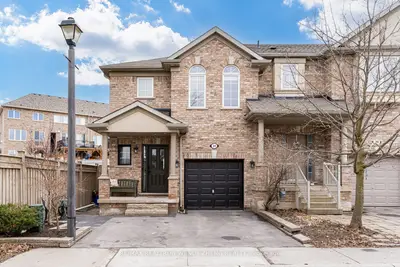Att/Row/Townhouse in Richmond Hill