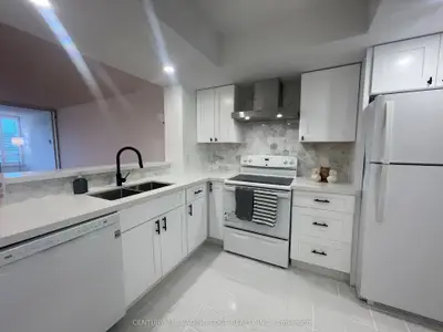 22 Clarissa Drive 401, Richmond Hill, On L4c 9r6
