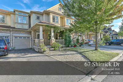 Att/Row/Townhouse in Richmond Hill