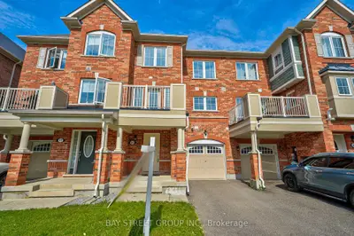 Att/Row/Townhouse in Aurora