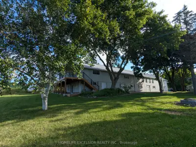 Att/Row/Townhouse in Uxbridge