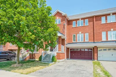 221 Knapton Drive, Newmarket, On L3x 3b6