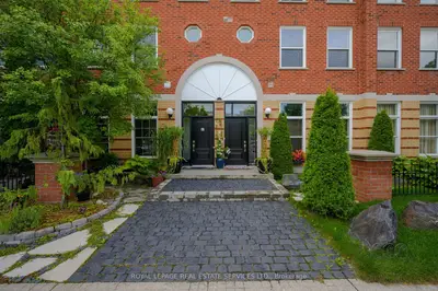 Att/Row/Townhouse in Aurora