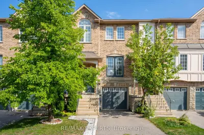 Common Element Condo in Vaughan
