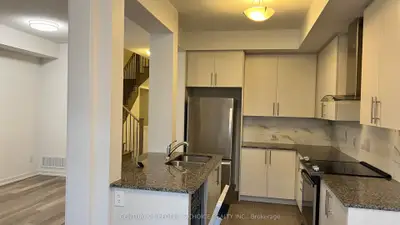 136 Maguire Road, Newmarket, On L3x 1b8