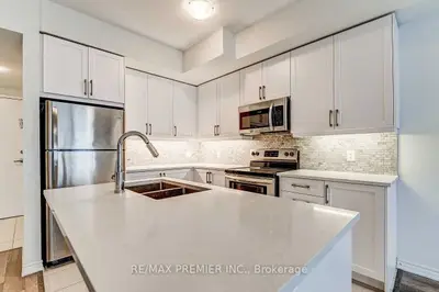 Common Element Condo in Vaughan