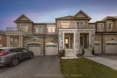 Att/Row/Townhouse in Bradford West Gwillimbury
