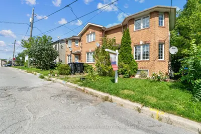 Att/Row/Townhouse in Bradford West Gwillimbury