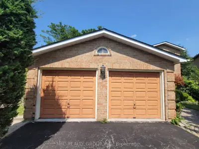 18 Lippincott Court, Richmond Hill, On L4c 7m4