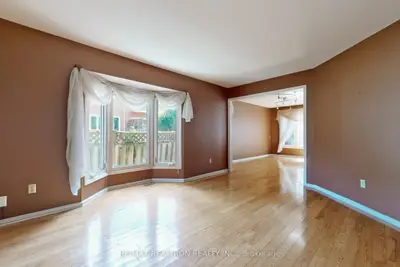 Att/Row/Townhouse in Richmond Hill